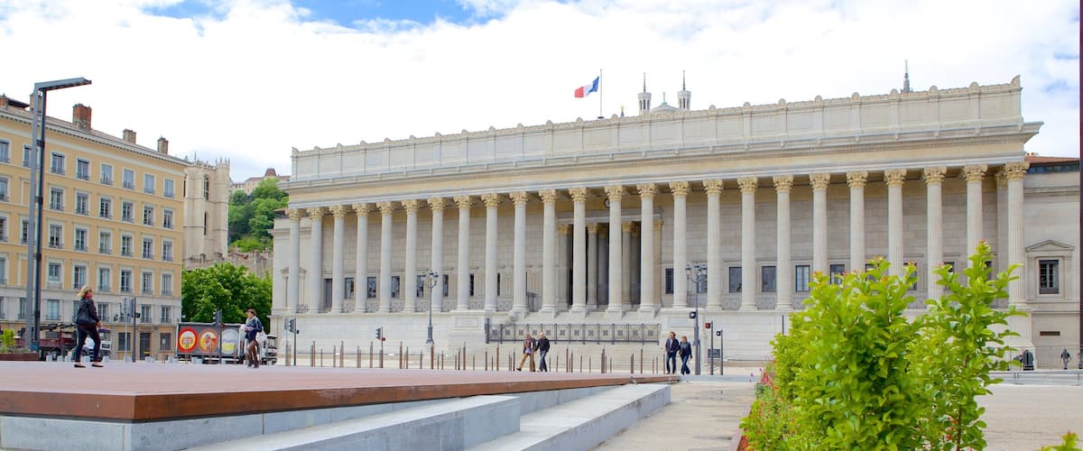 Palacio de Justicia de Lyon mostrando una plaza y un edificio administrativo