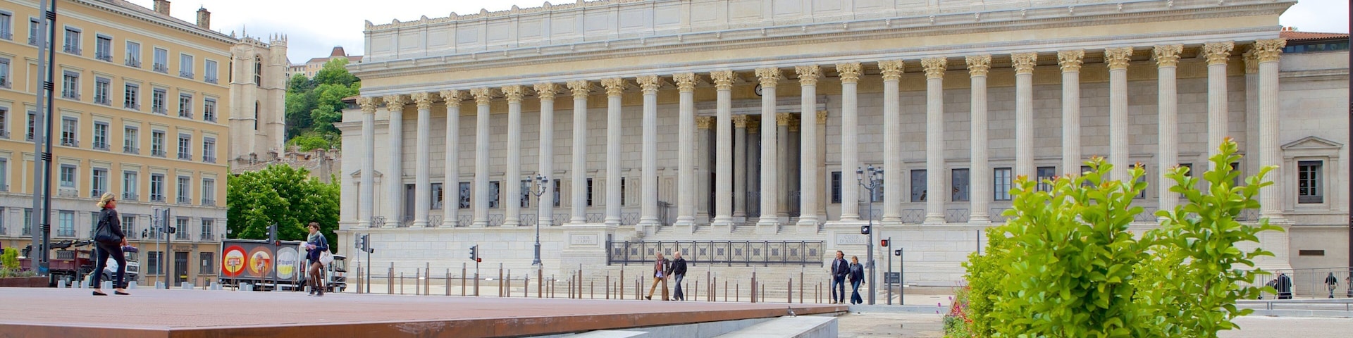Palacio de Justicia de Lyon mostrando una plaza y un edificio administrativo