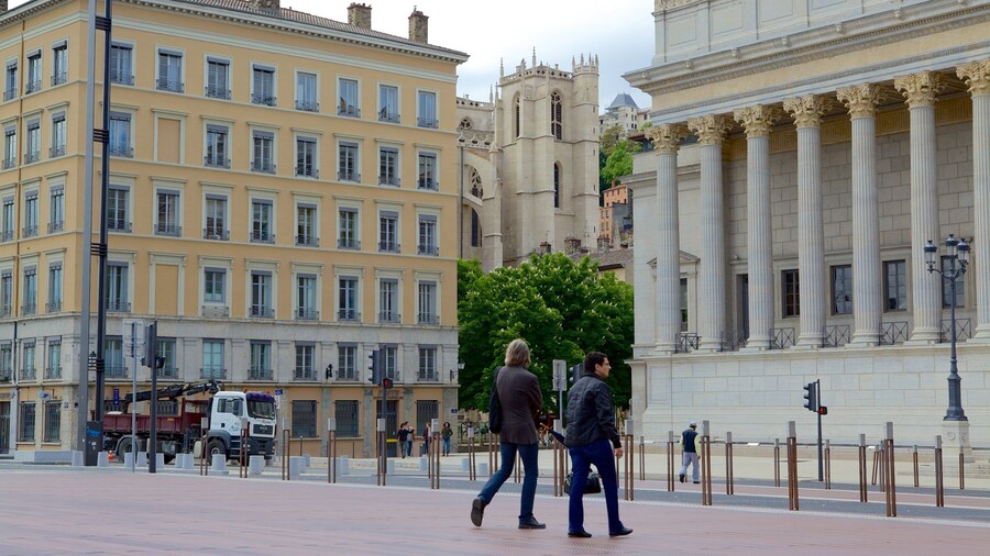 Palais de justice de Lyon mettant en vedette scĂšnes de rue