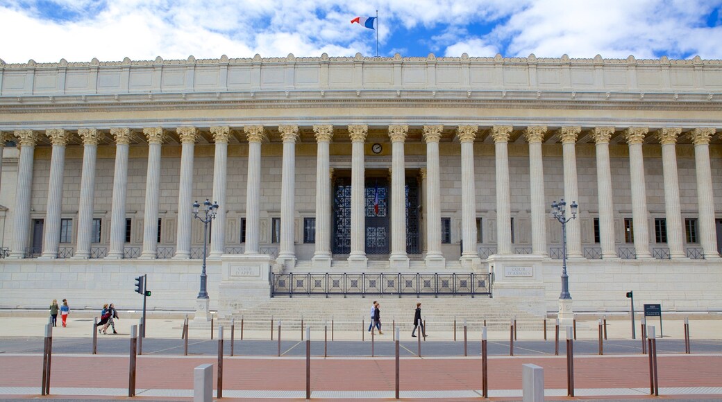Lyon mostrando arquitectura patrimonial y también un grupo pequeño de personas