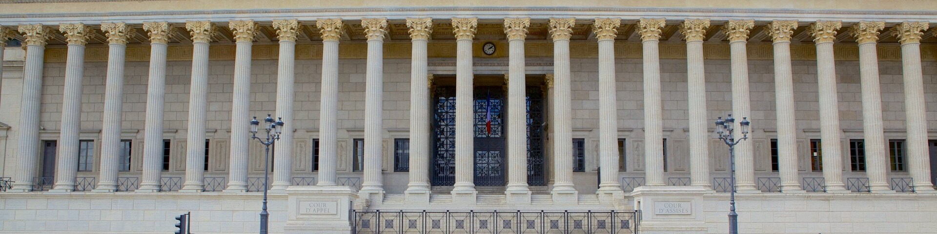 Lyon caracterizando arquitetura de patrimônio assim como um pequeno grupo de pessoas