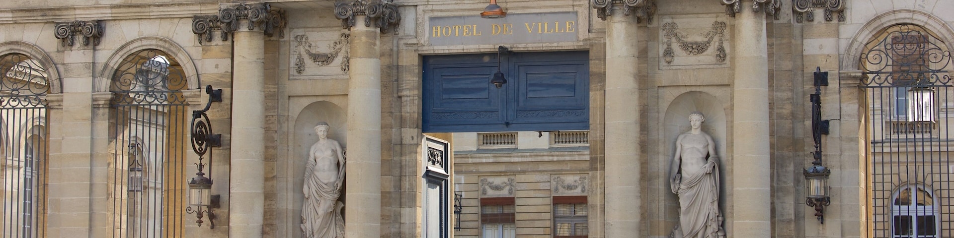 市政廳 呈现出 行政大樓 和 歷史建築