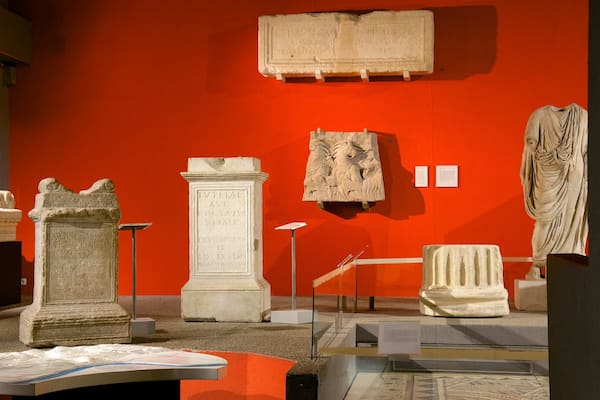 Musée d\'Aquitaine montrant vues intérieures