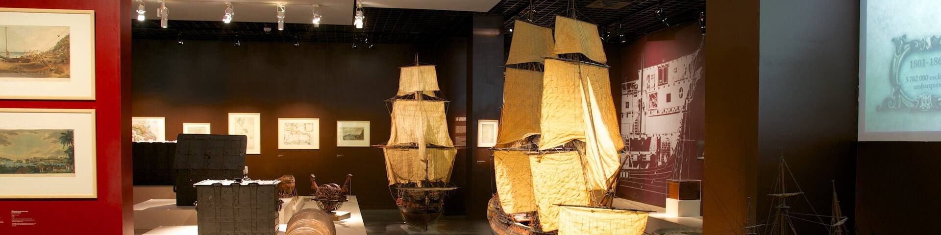 Una exposición de museo con barcos históricos y artefactos marítimos.