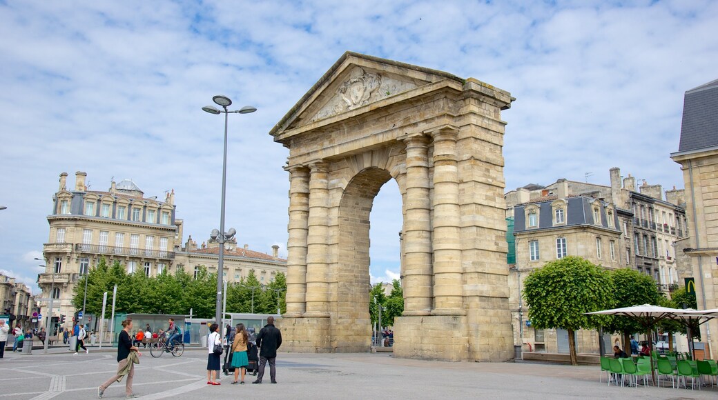 Place de la Victoire mostrando città, oggetti d\'epoca e piazza