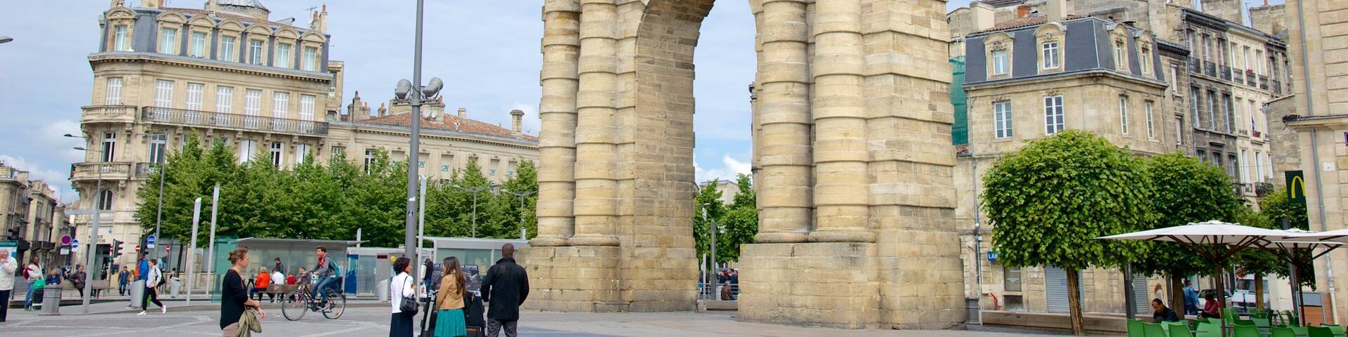 Place de la Victoire showing a city, heritage elements and a square or plaza