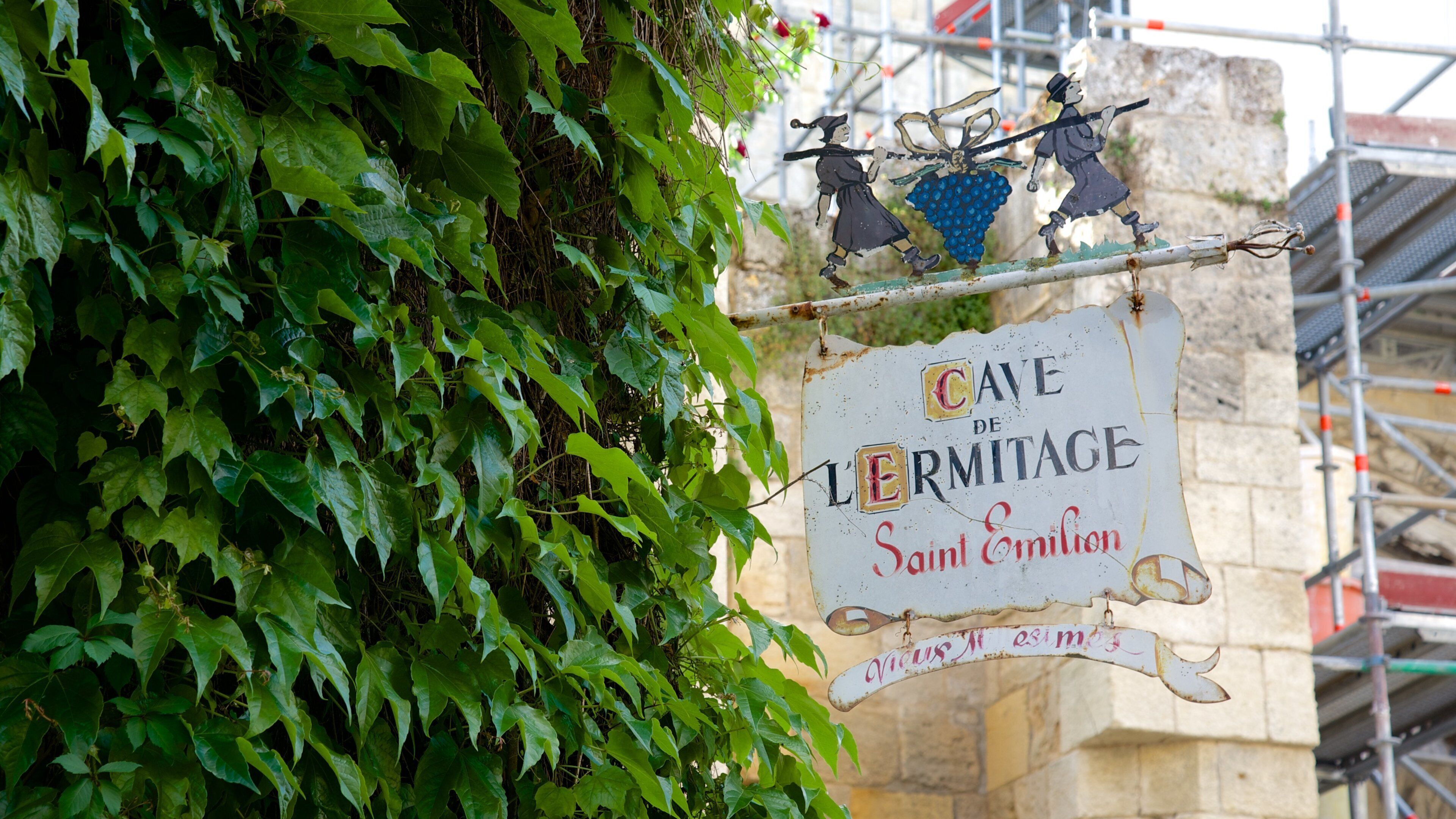 Saint-Emilion Monolithic Church which includes signage