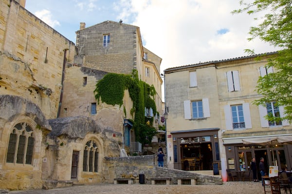 Ăglise monolithe montrant patrimoine historique