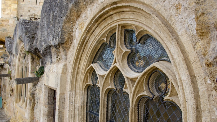 Eglise Monolithe featuring a church or cathedral and heritage architecture