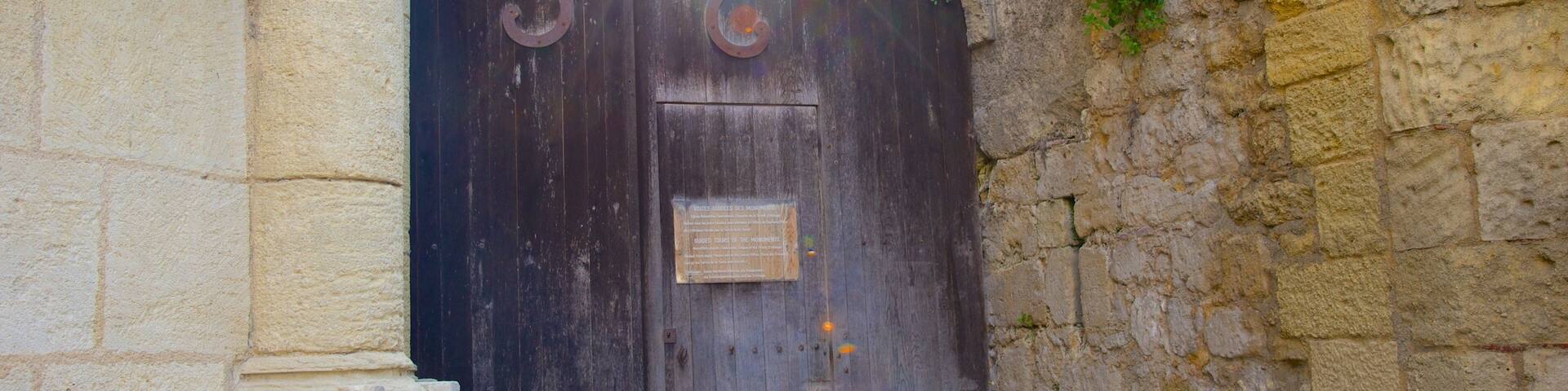 Eglise Monolithe featuring a church or cathedral and heritage elements