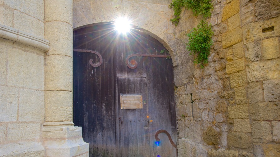 Église Monolithe som inkluderer kulturarv og kirke eller katedral