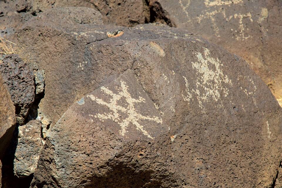 Una gran roca con antiguos petroglifos.