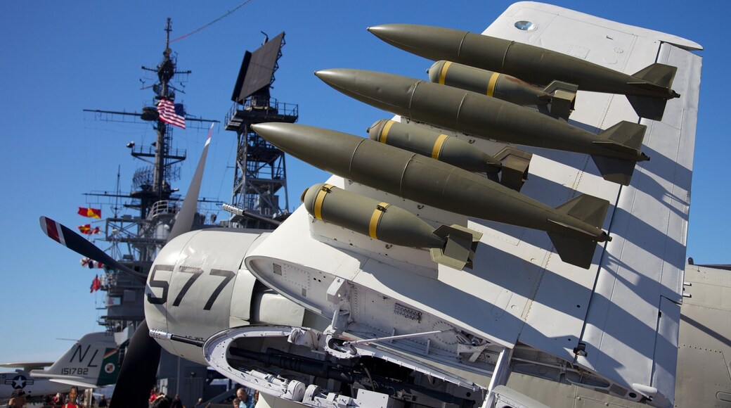 USS Midway Museum som visar millitärobjekt