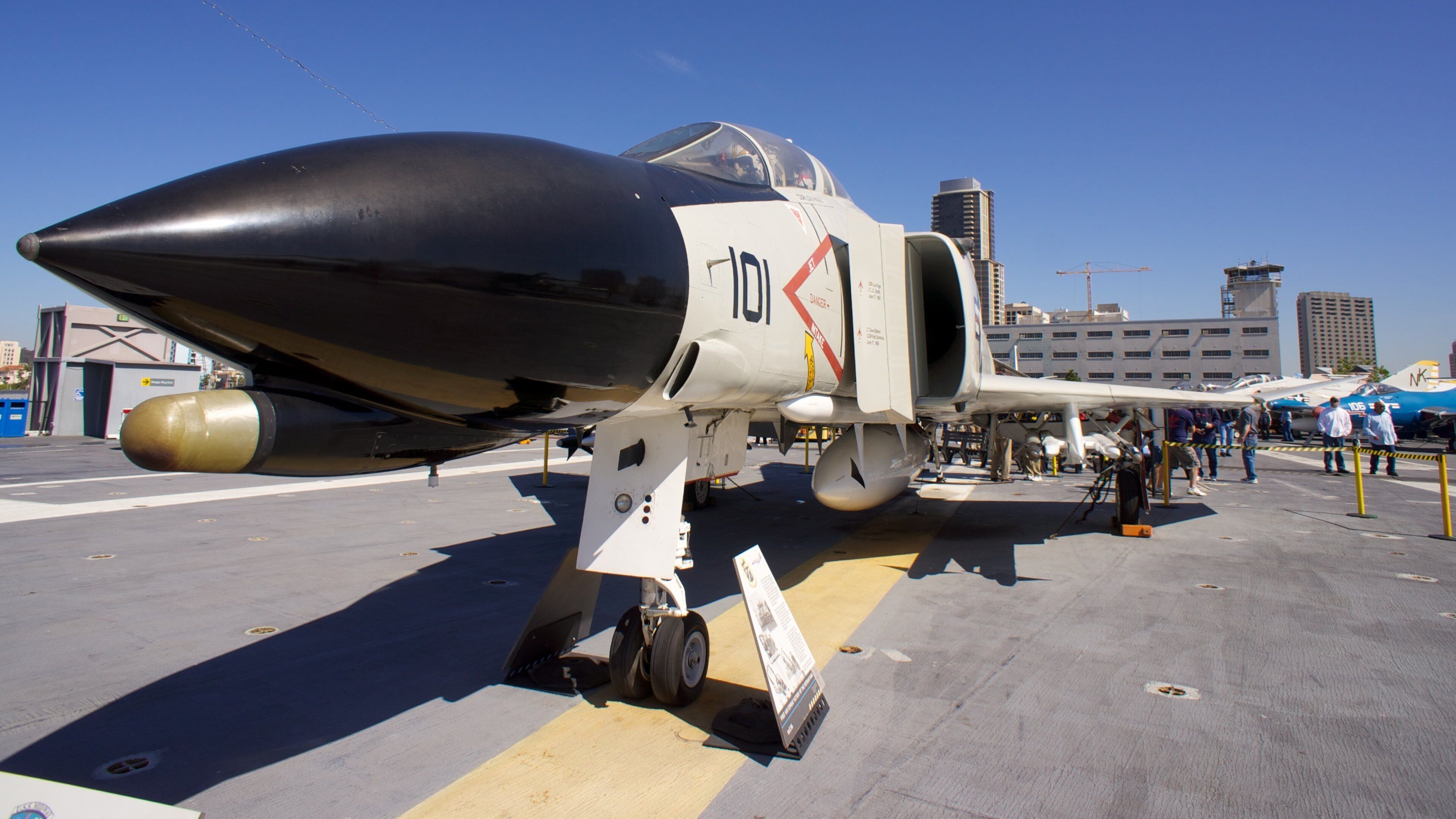 USS Midway Museum som visar flygplan, ett flygplan och millitärobjekt