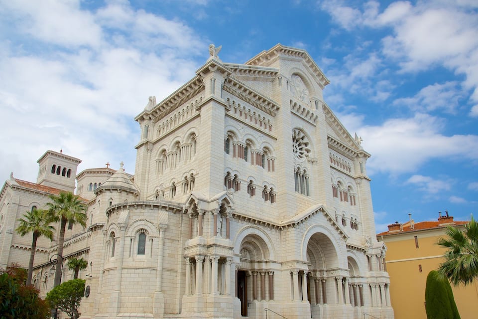 Una catedral histórica con arquitectura intrincada, incluyendo cúpulas y arcos, bajo un cielo parcialmente nublado.