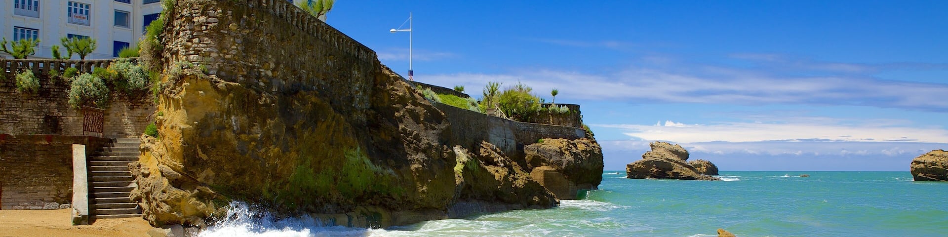 Grande Plage mettant en vedette côte rocheuse et plage