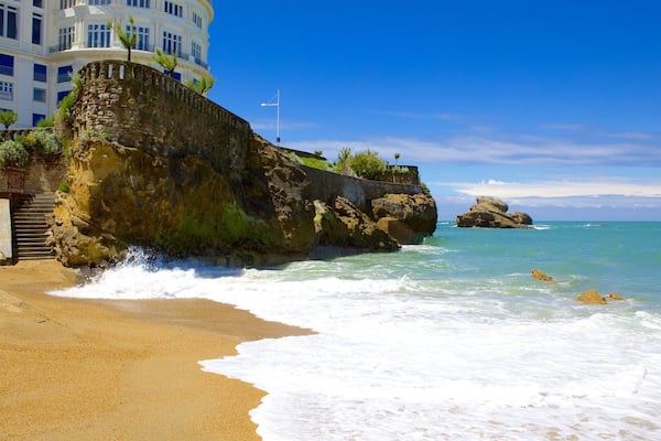 Grande Plage mettant en vedette cĂŽte rocheuse et plage