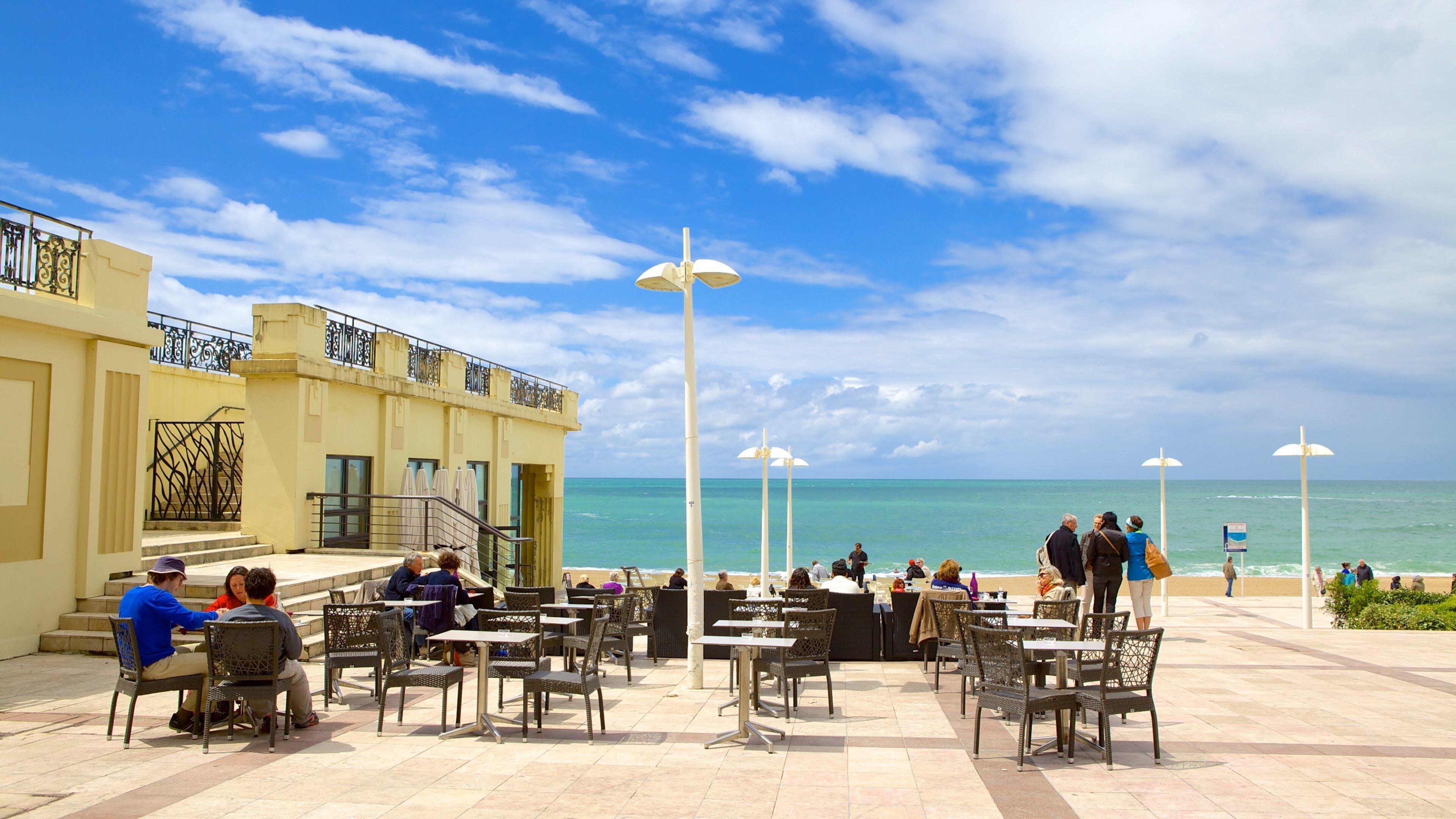 Aquitaine showing outdoor eating and general coastal views
