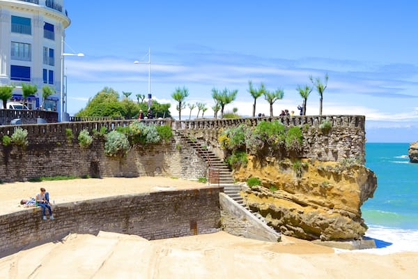 Grande Plage montrant plage, côte rocheuse et ville côtière