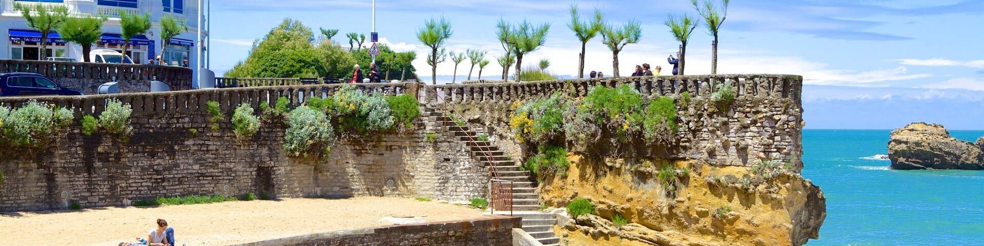 Grande Plage montrant plage, côte rocheuse et ville côtière