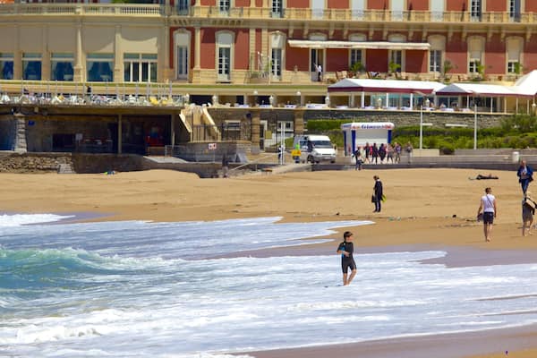 Grande Plage qui includes plage de sable et ville côtière