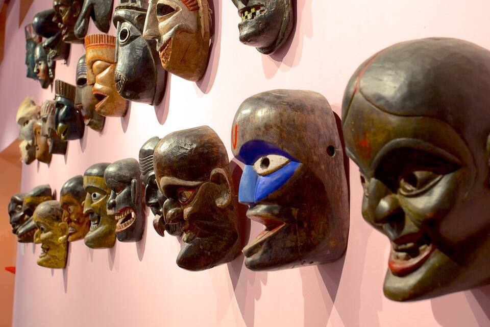 Une collection de masques en bois est exposée.