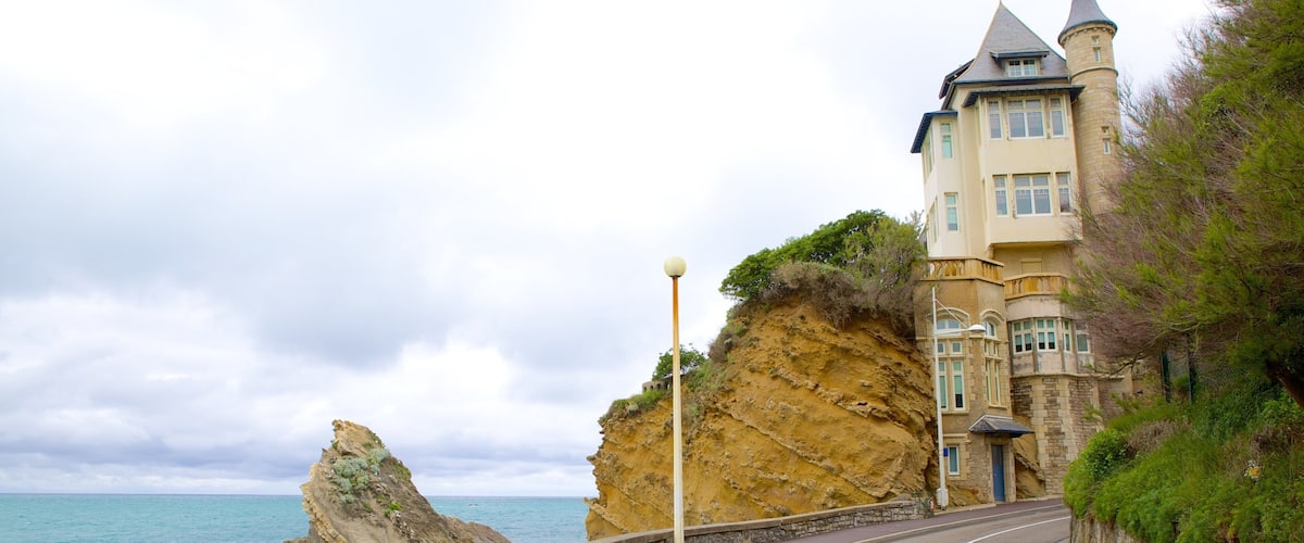 Côte des Basques mettant en vedette maison et côte rocheuse
