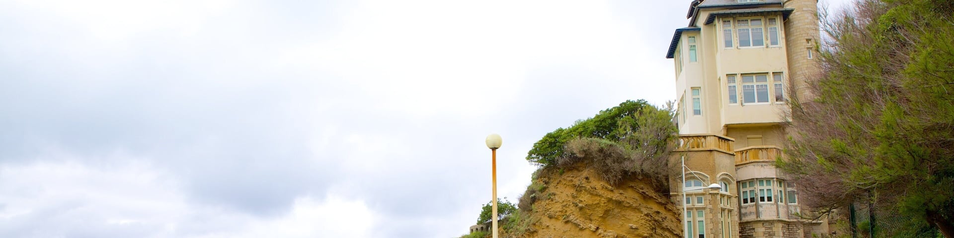 Cote des Basques mit einem schroffe Küste und Haus