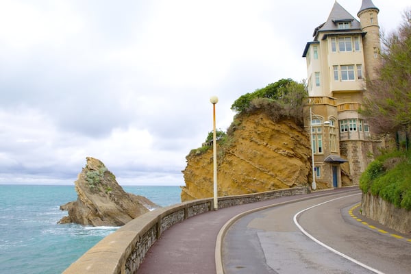 Cote des Basques joka esittää kallioinen rannikko ja talo