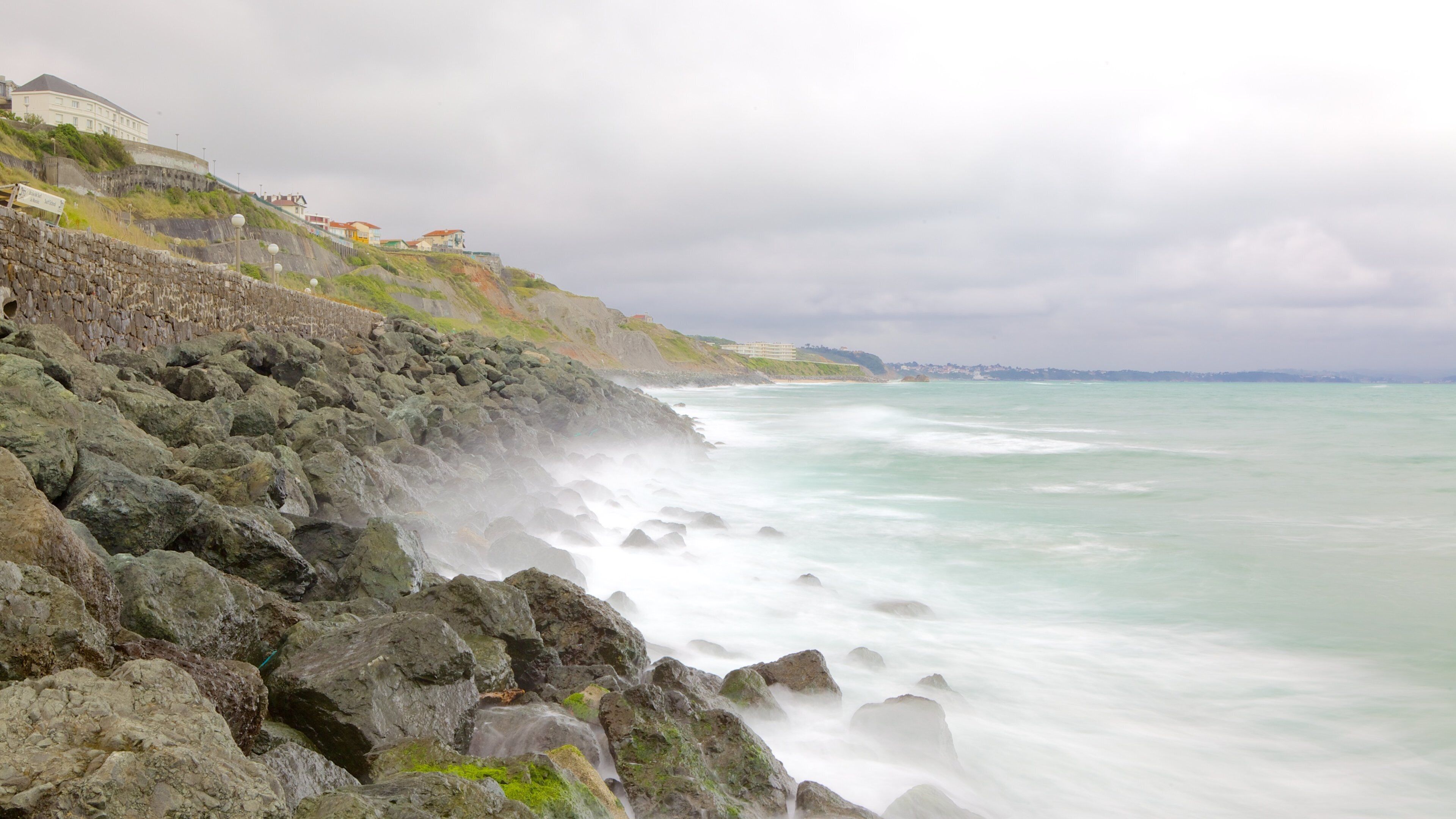 Cote des Basques som viser stenete kystlinje