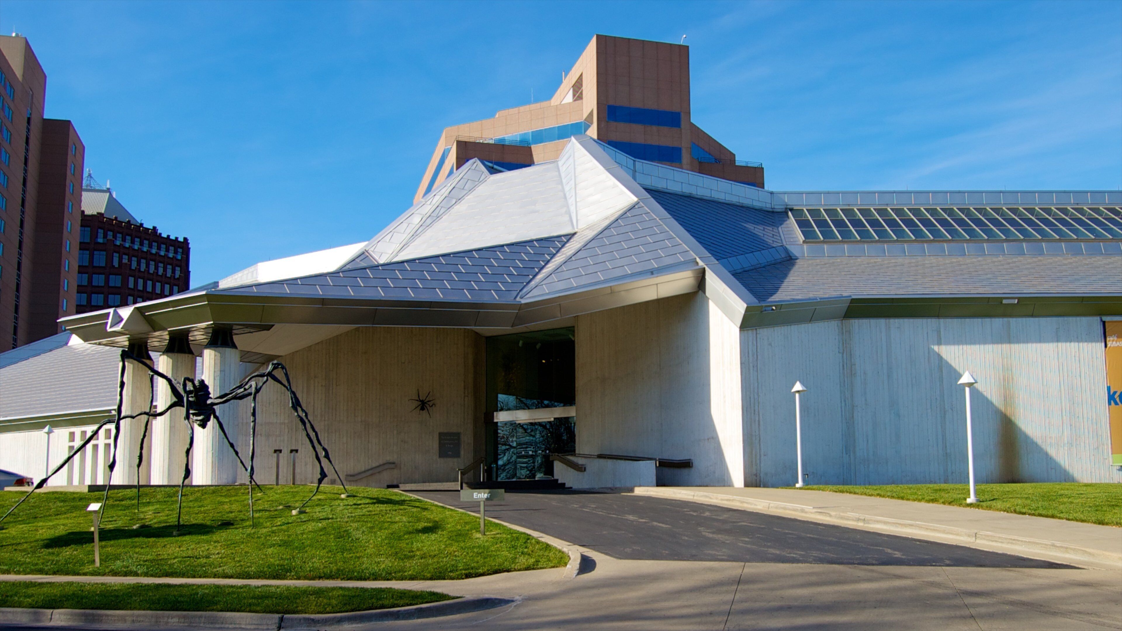 Kemper Museum of Contemporary Art showing outdoor art