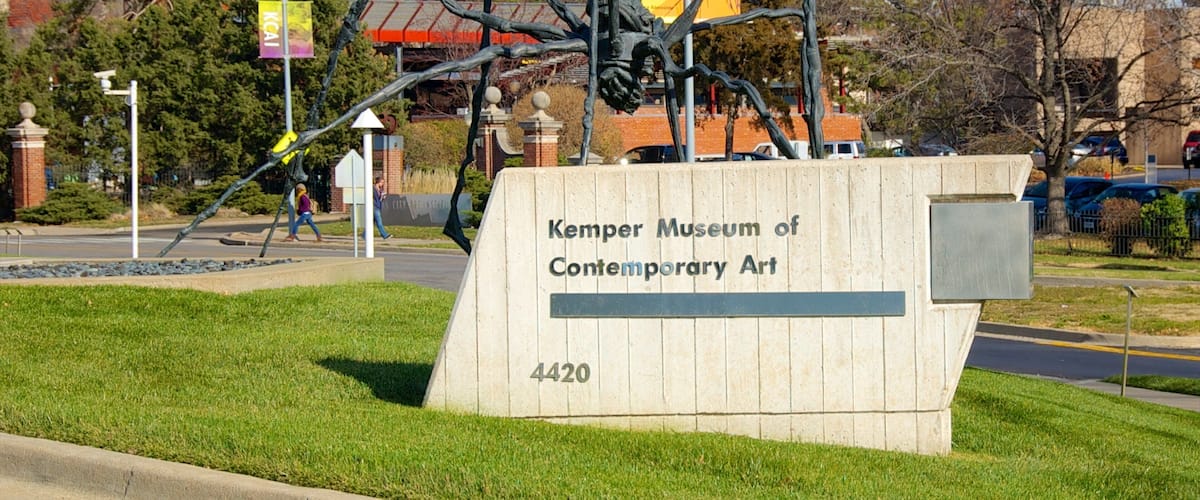 Kemper museum for samtidskunst som viser utendørs kunst og skilt