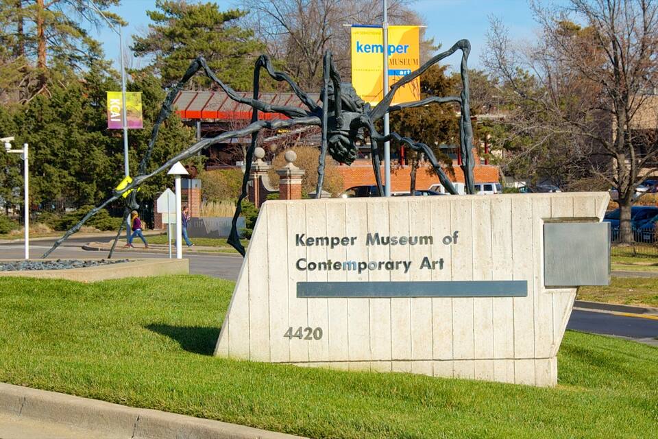 Une sculpture représentant une araignée géante, placée devant le musée d’art contemporain Kemper.
