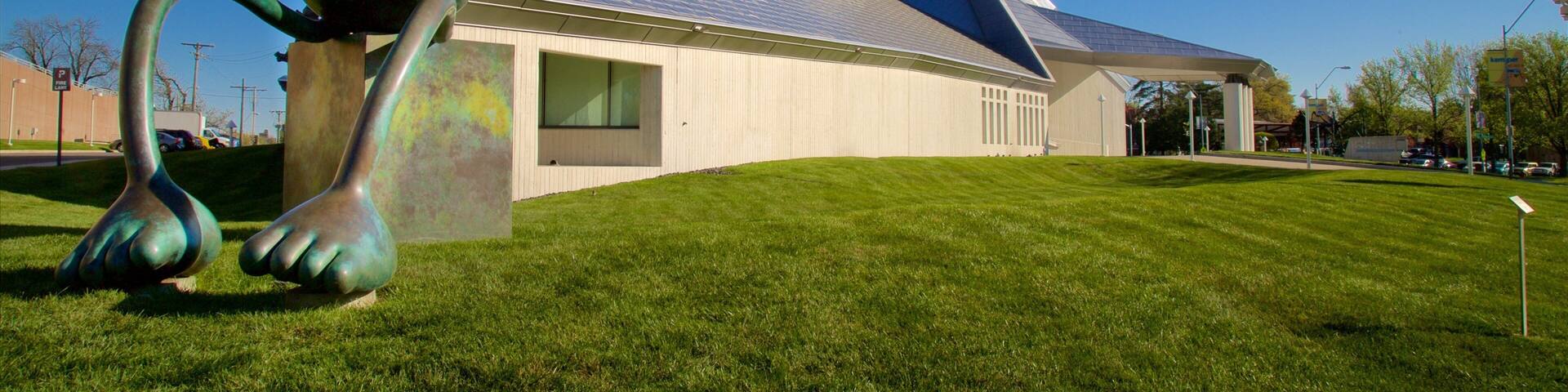 Kemper Museum of Contemporary Art mettant en vedette statue ou sculpture et architecture moderne