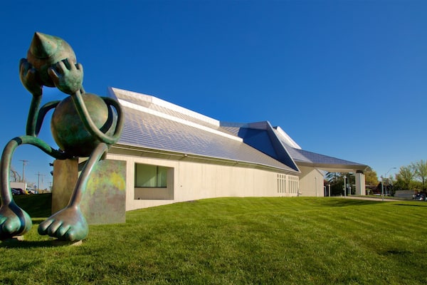 Kemper Museum of Contemporary Art featuring a statue or sculpture and modern architecture