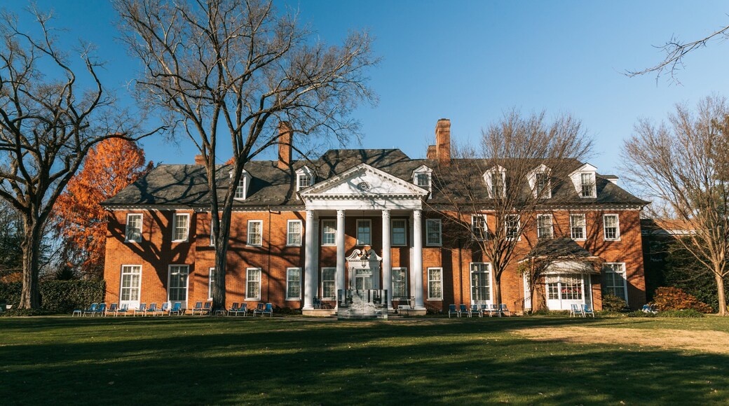 Hillwood Estate, Museum & Gardens featuring heritage architecture and a house