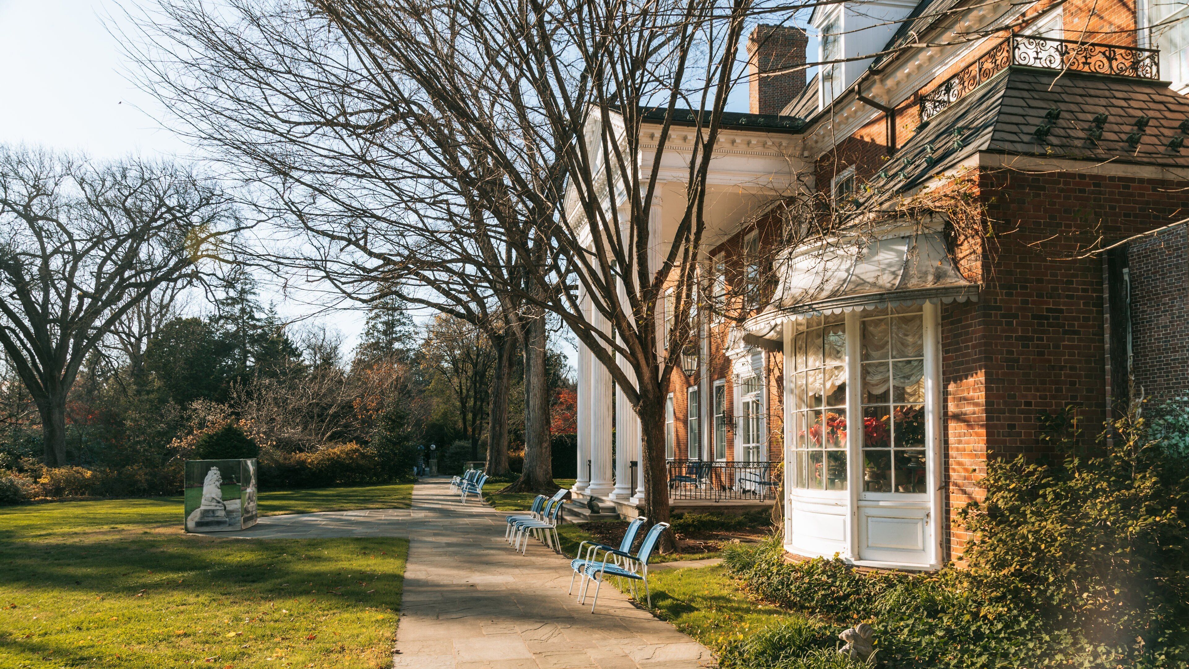 Hillwood Estate, Museum & Gardens featuring heritage elements and a house