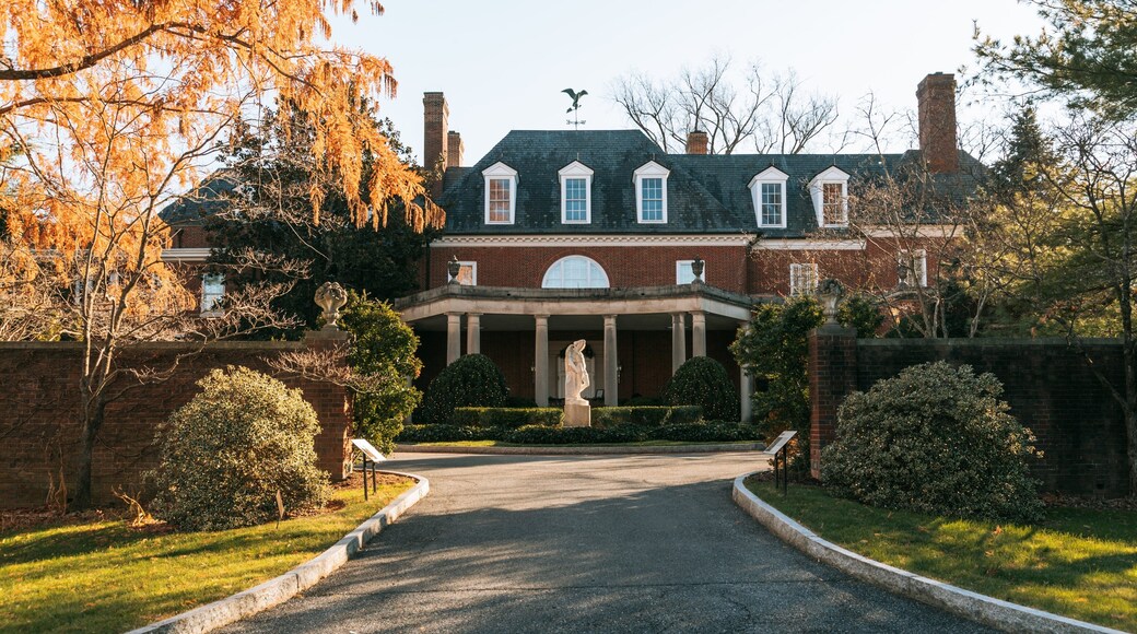 Hillwood Estate, Museum & Gardens featuring heritage architecture