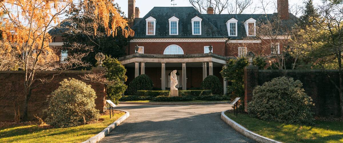 Hillwood Estate, Museum & Gardens featuring heritage architecture