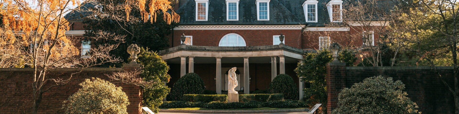 Hillwood Estate, Museum & Gardens featuring heritage architecture