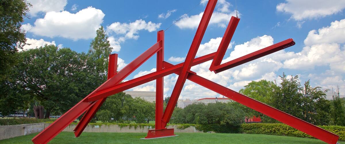 Hirshhorn Museum and Sculpture Garden showing a park and outdoor art