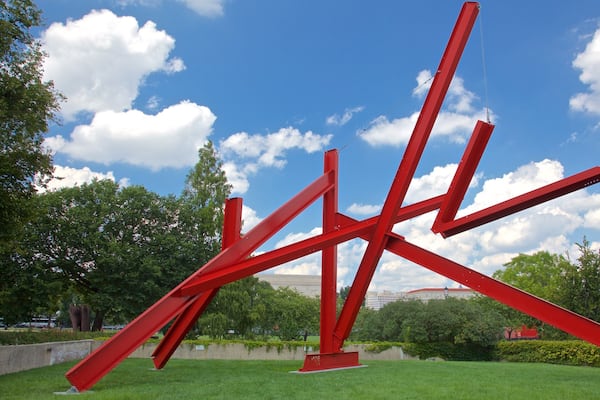 Hirshhorn Museum and Sculpture Garden showing a park and outdoor art