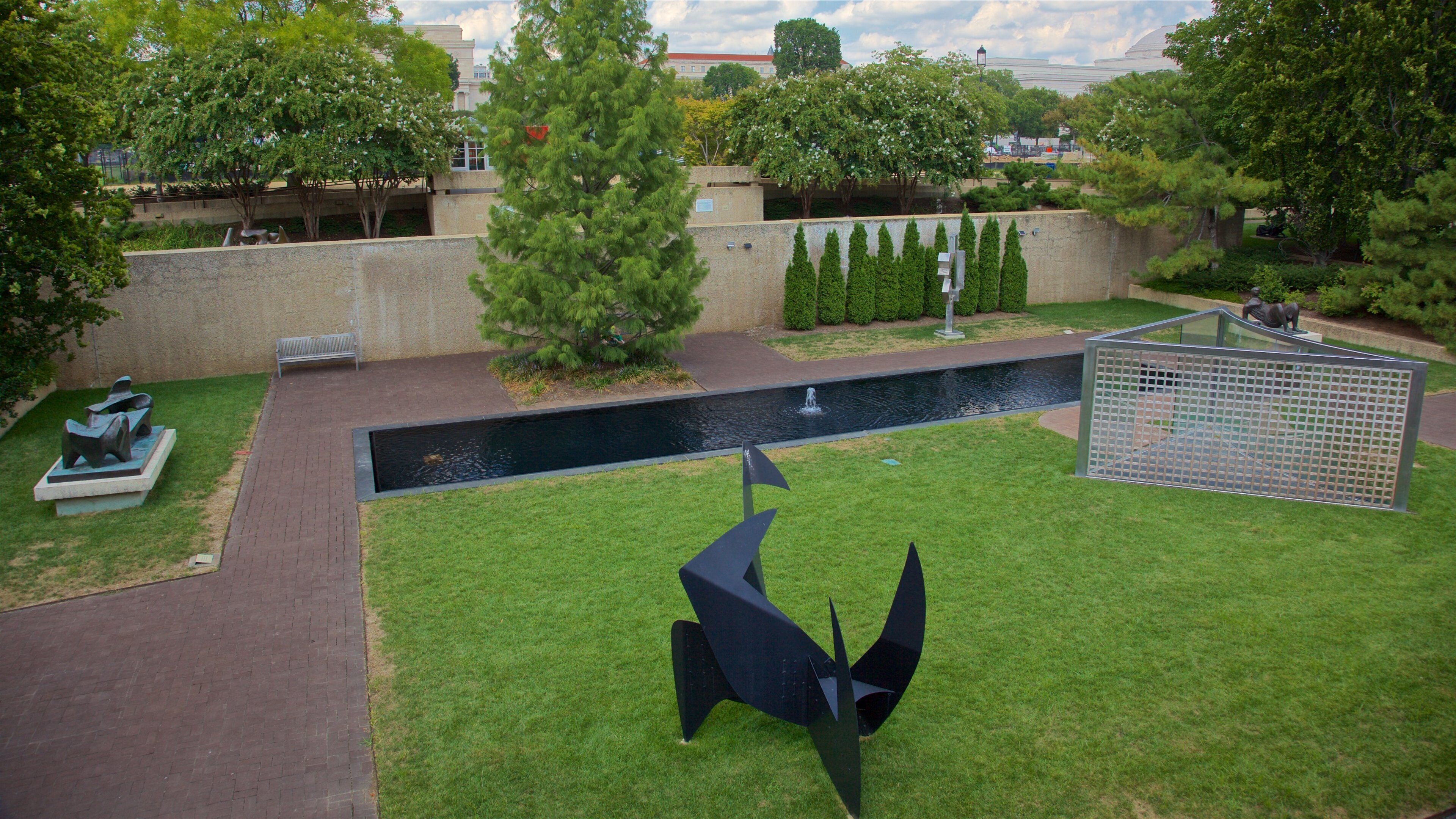Hirshhorn Museum and Sculpture Garden which includes outdoor art and a park