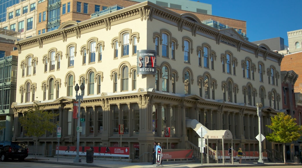 International Spy Museum which includes a city and street scenes