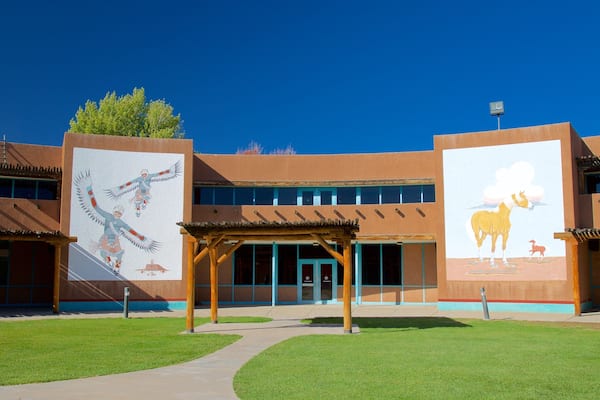 Indian Pueblo Cultural Center ofreciendo escenas urbanas