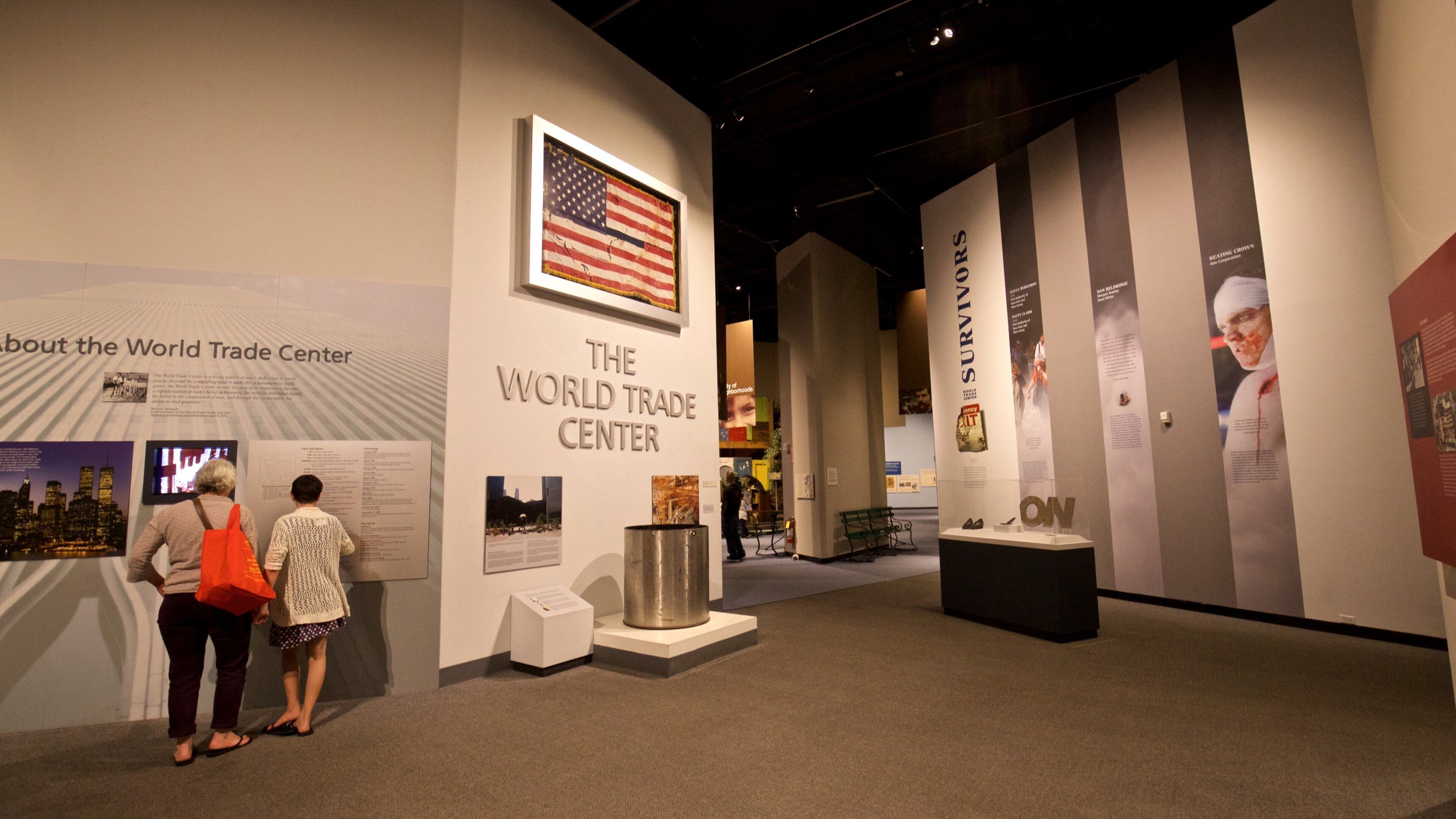 New York State Museum ofreciendo vista interna y también una familia