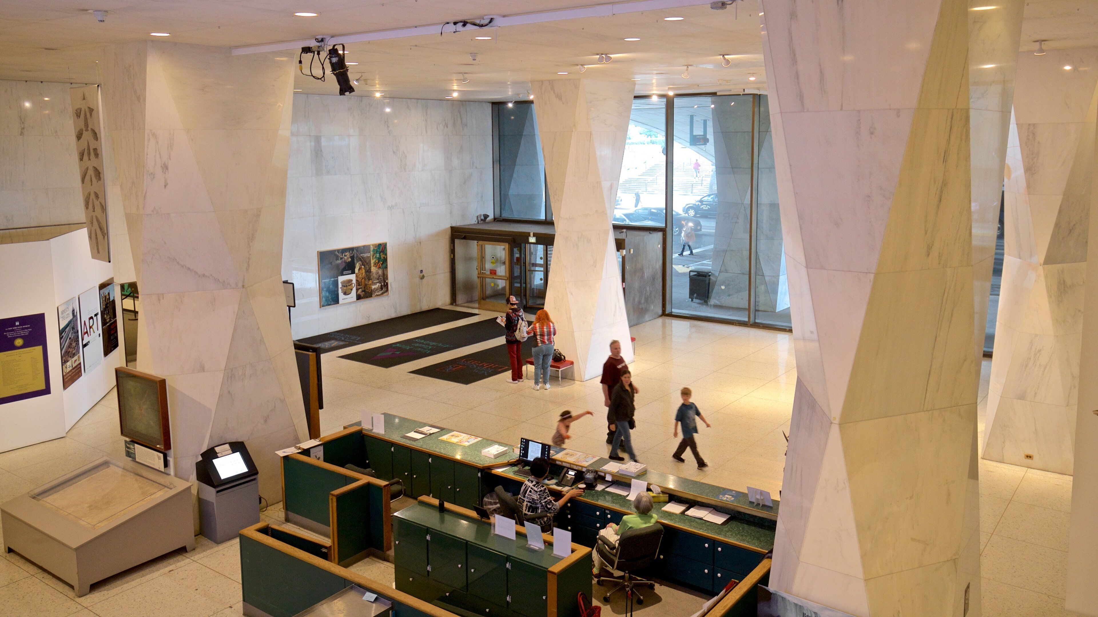 New York State Museum ofreciendo vista interna y también una familia