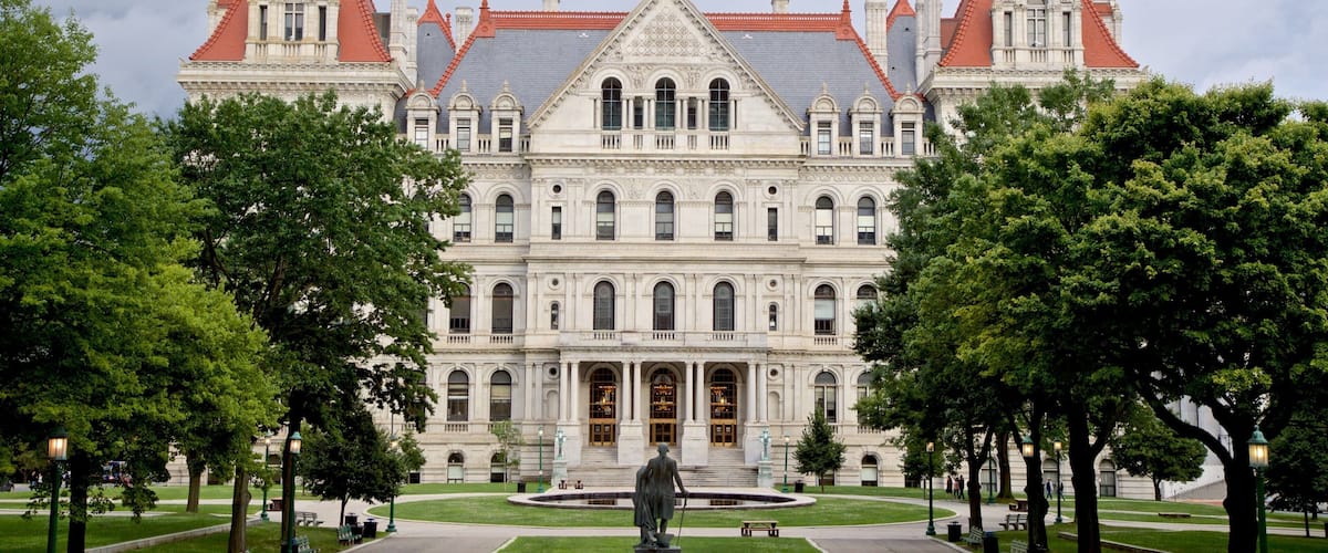 New York statsforsamling som inkluderer hage og historisk arkitektur