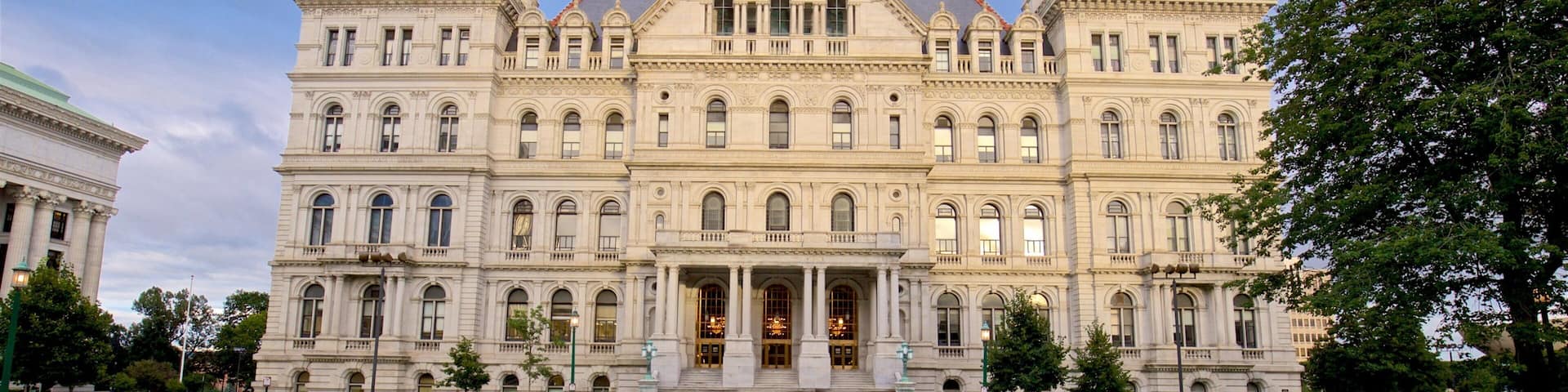 New York State Capitol Building montrant mare et patrimoine architectural