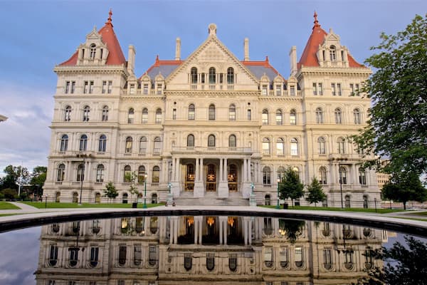New York State Capitol Building som viser historiske bygningsværker og en dam